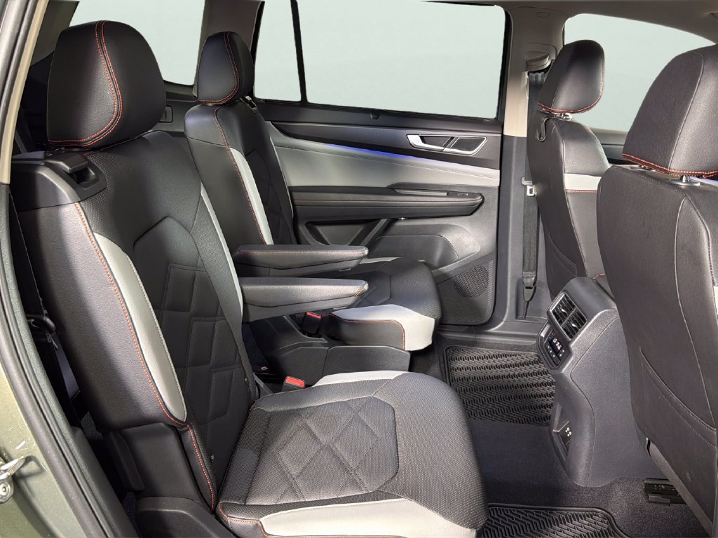 Used 2025 Volkswagen Atlas Peak Edition SE AWD/4WD image 34