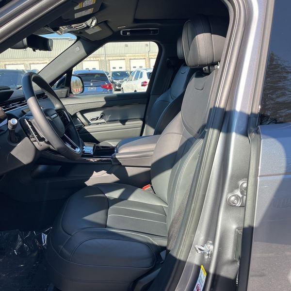 Used 2025 Land Rover Range Rover Sport SE image 5
