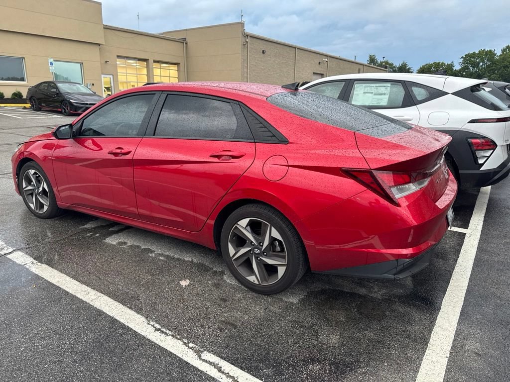 Used 2023 Hyundai Elantra SEL w/ Convenience Package FWD image 2