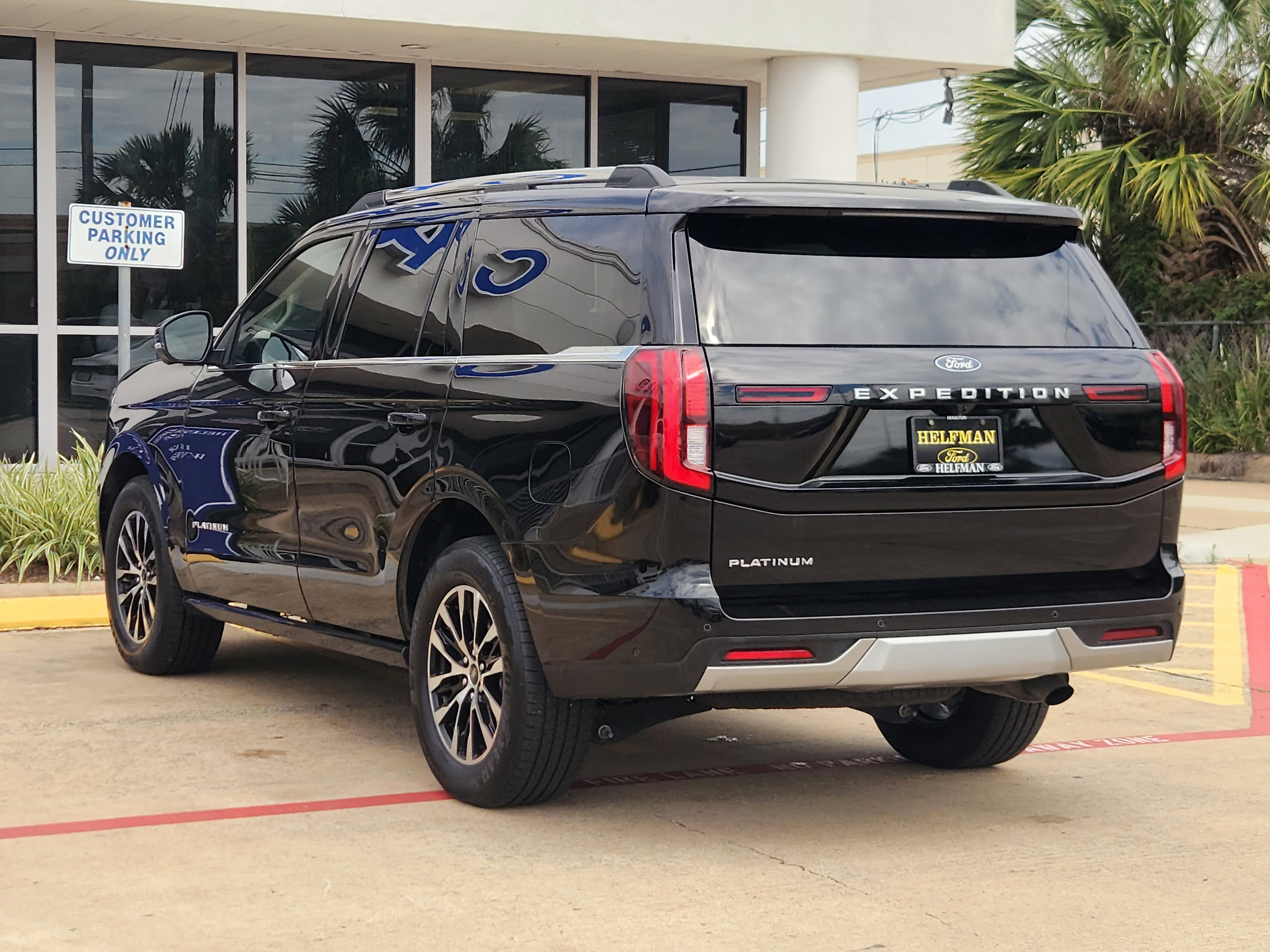 Certified 2025 Ford Expedition Platinum AWD/4WD image 4