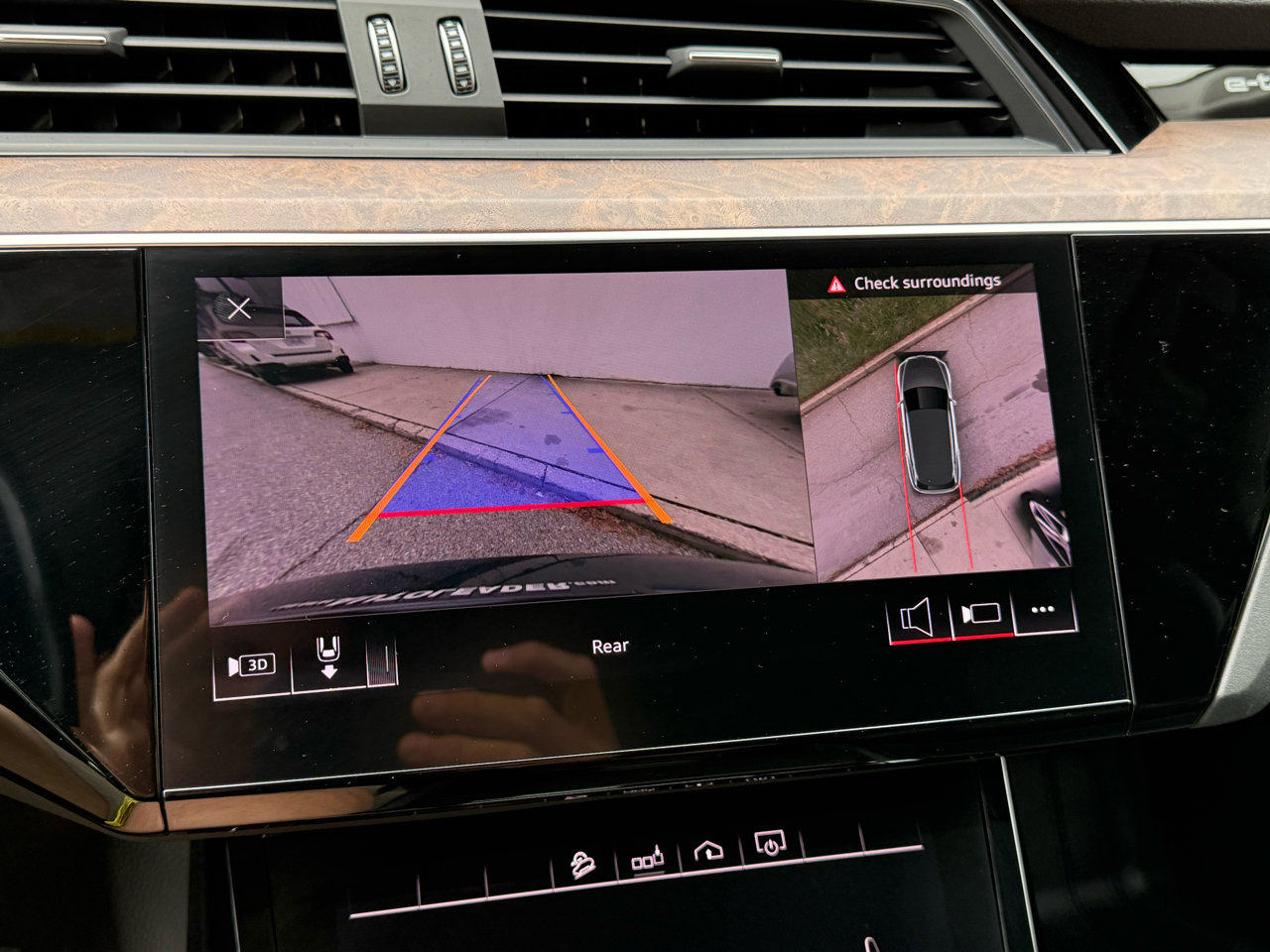 Used 2019 Audi e-tron Premium Plus image 19