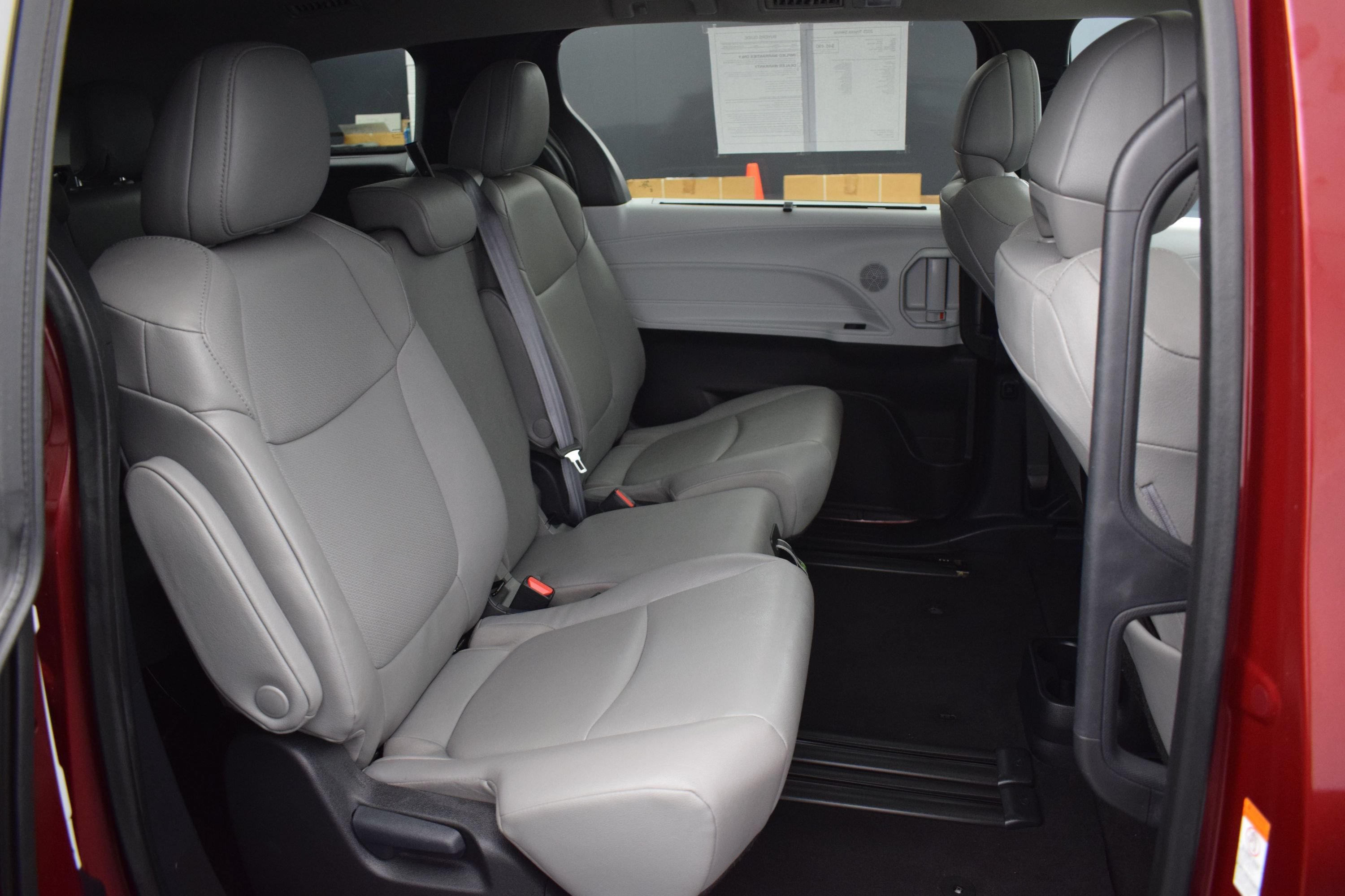 Used 2025 Toyota Sienna XLE FWD image 11