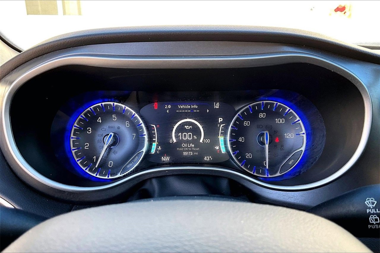 Certified 2024 Chrysler Pacifica Touring-L image 10