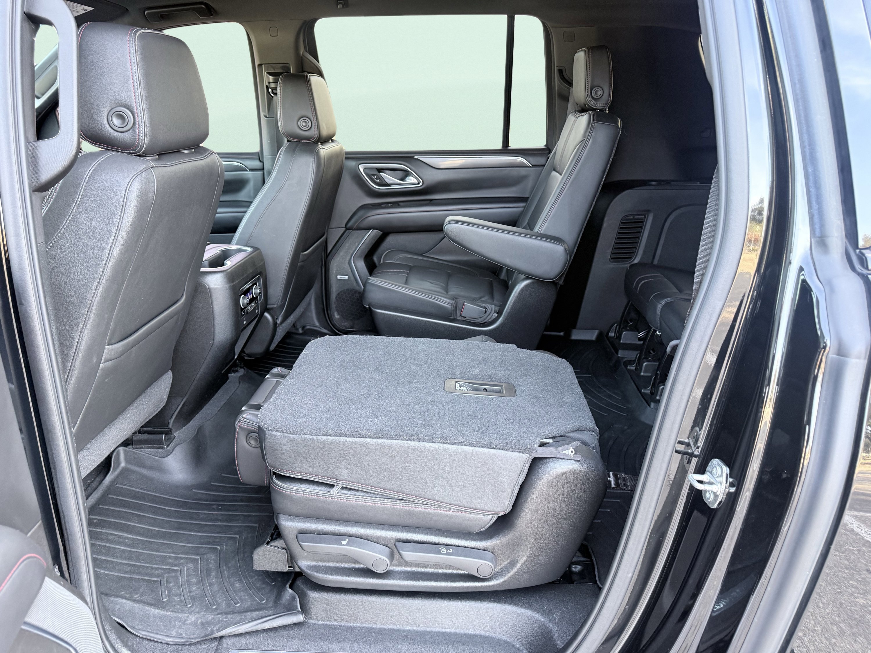 Used 2021 Chevrolet Suburban RST w/ Luxury Package AWD/4WD image 24