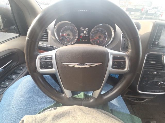 Used 2013 Chrysler Town & Country Touring image 26