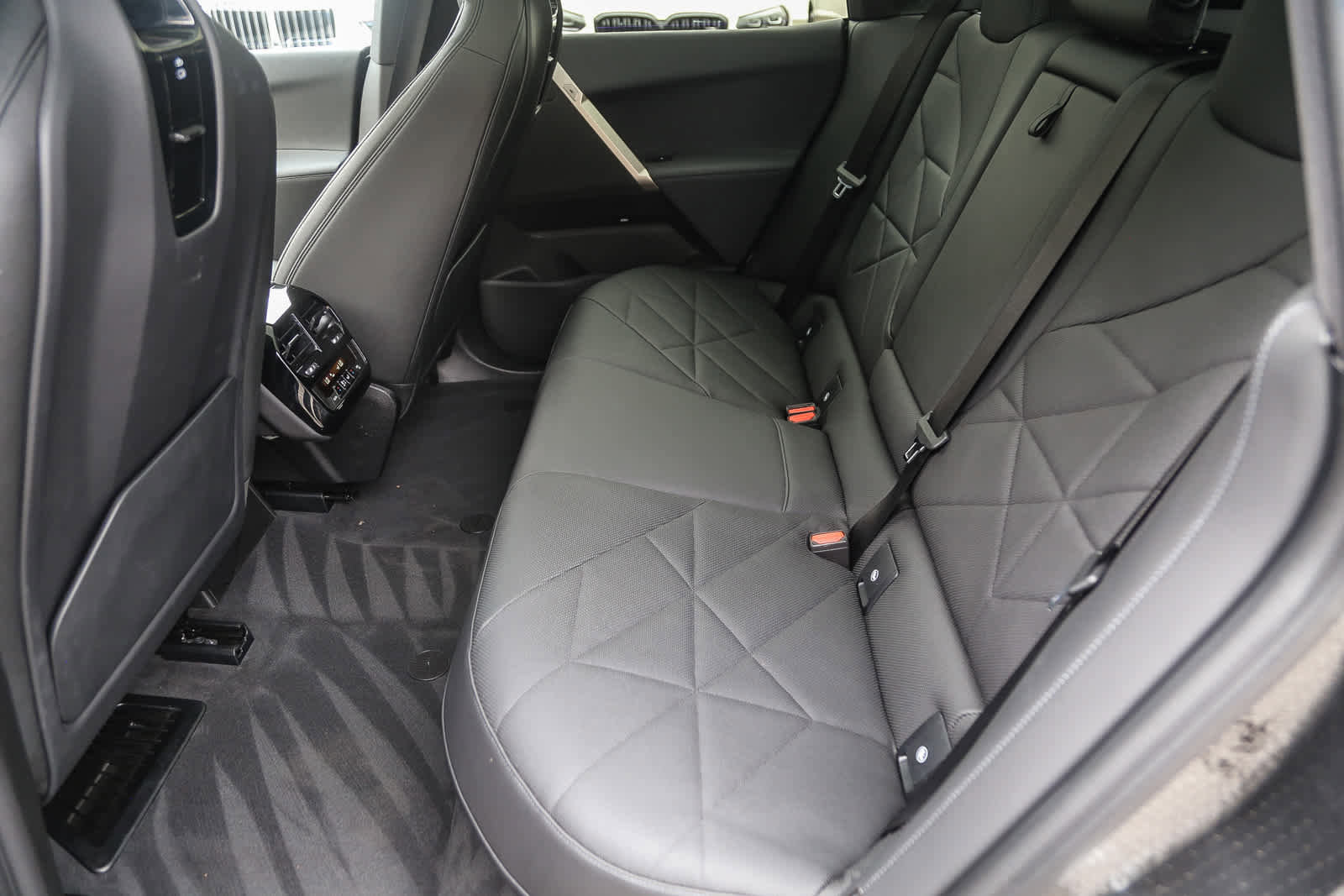 Used 2025 BMW iX xDrive50 w/ Premium Package image 14