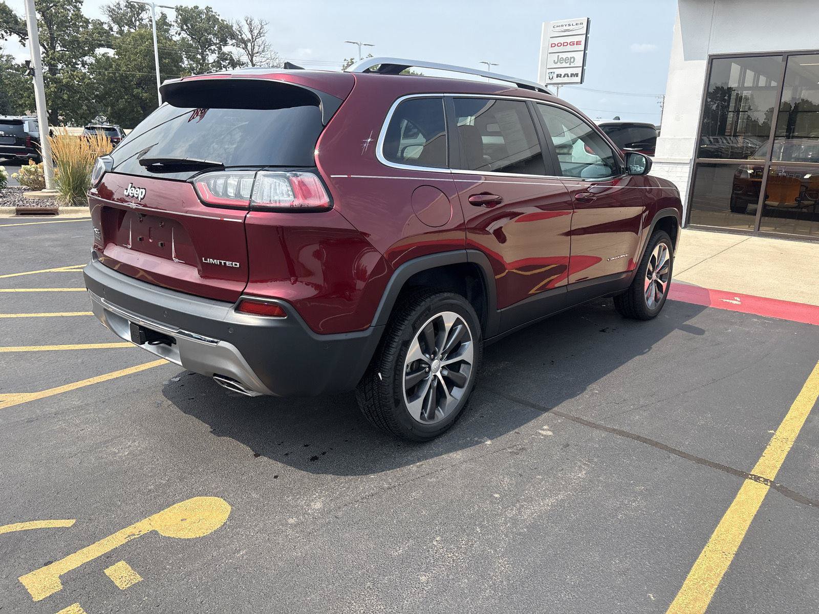 Used 2021 Jeep Cherokee Limited w/ Elite Package AWD/4WD image 5