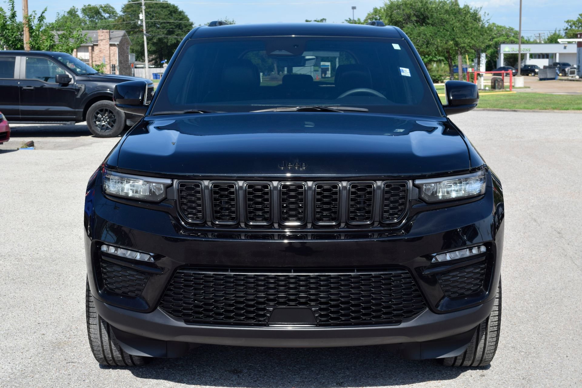 Used 2025 Jeep Grand Cherokee Limited w/ Black Appearance Package AWD/4WD image 2