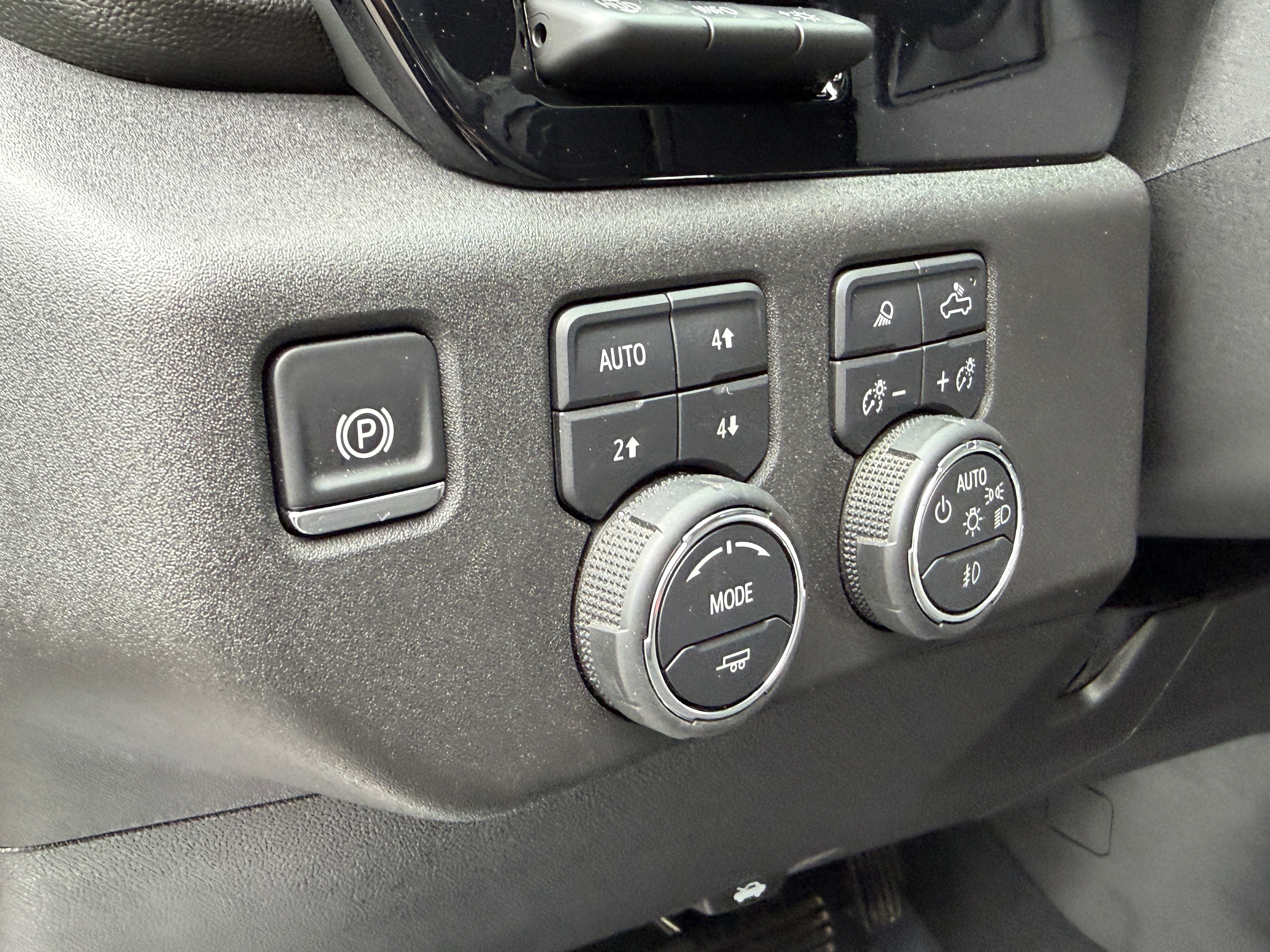 Used 2025 Chevrolet Silverado 2500 LTZ w/ LTZ Plus Package AWD/4WD image 12