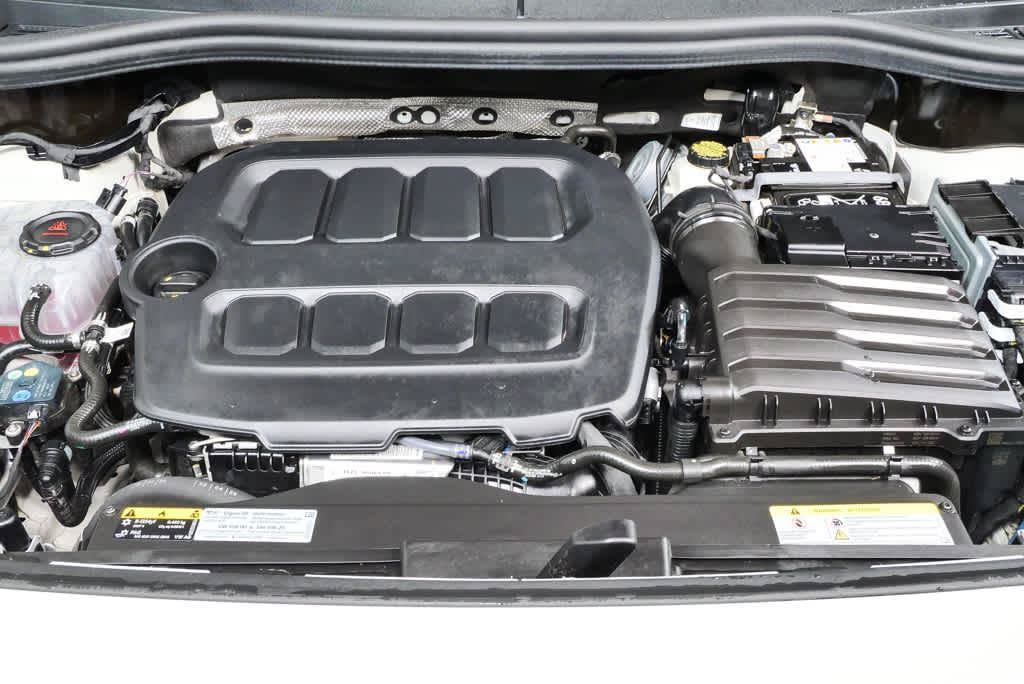 Certified 2025 Volkswagen Tiguan SE R-Line FWD image 33
