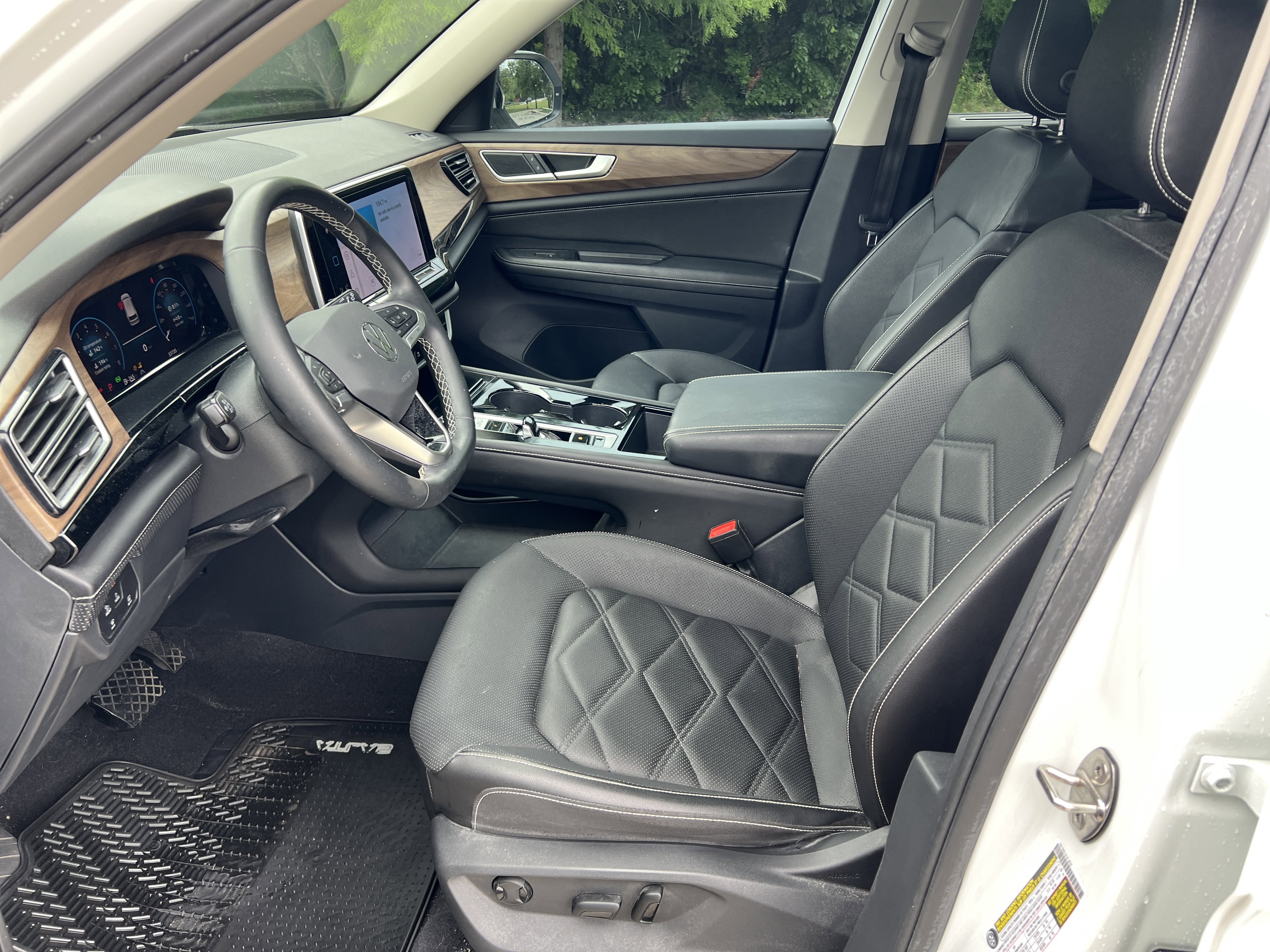 Used 2024 Volkswagen Atlas SE w/ Panoramic Sunroof Package FWD image 17
