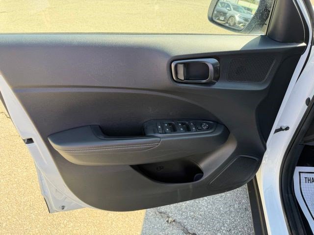 Used 2023 Hyundai Venue Limited image 11