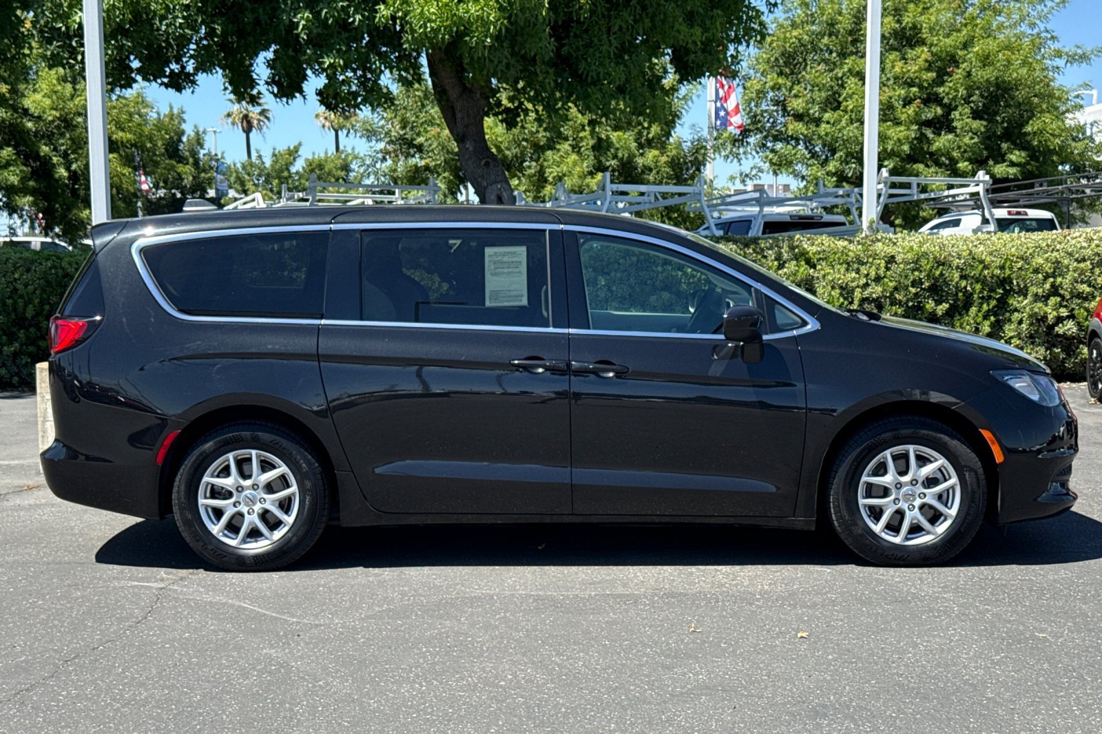 Certified 2022 Chrysler Voyager LX FWD image 3