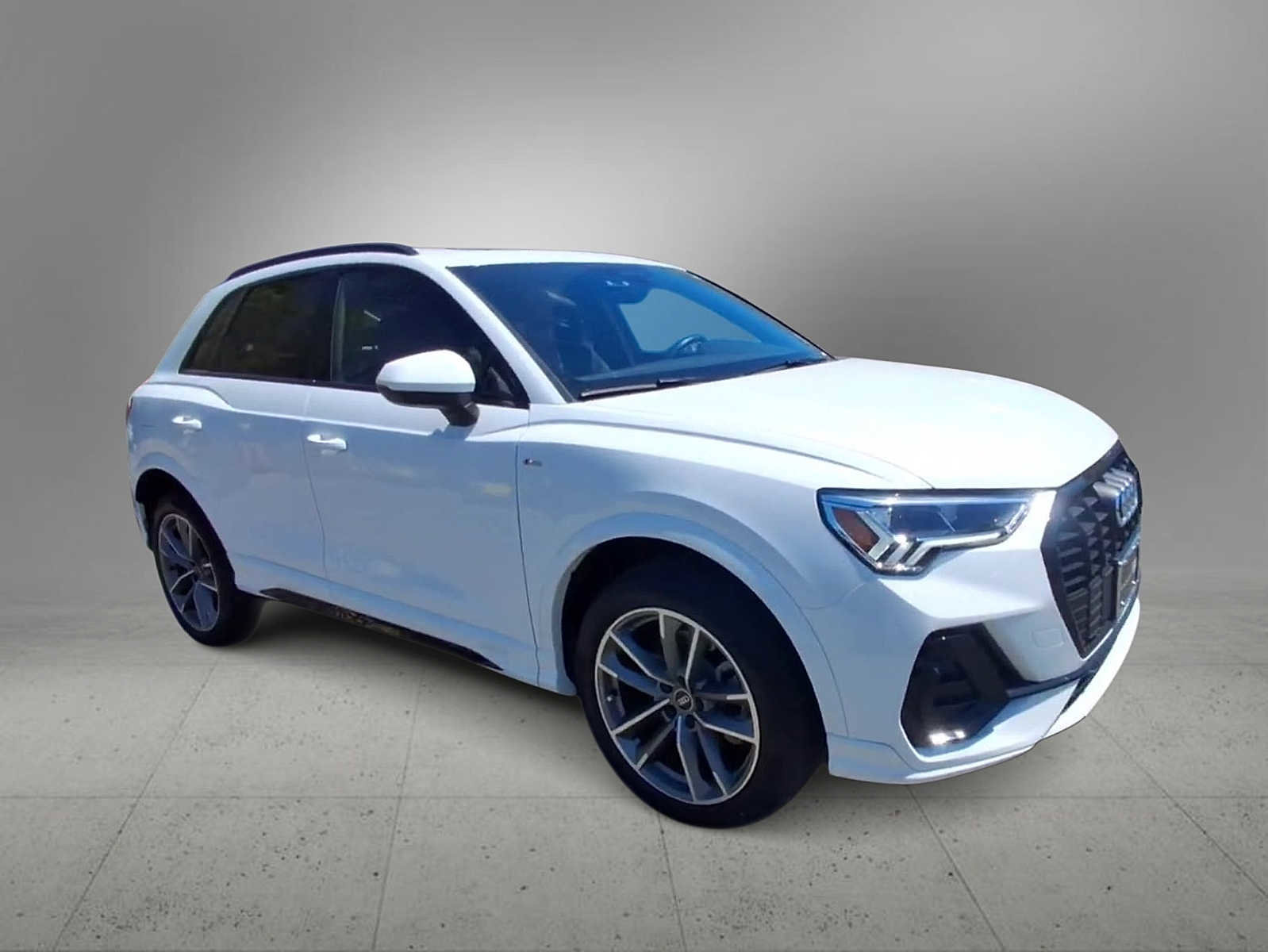 Used 2023 Audi Q3 2.0T Premium Plus w/ Premium Plus Package AWD/4WD image 2