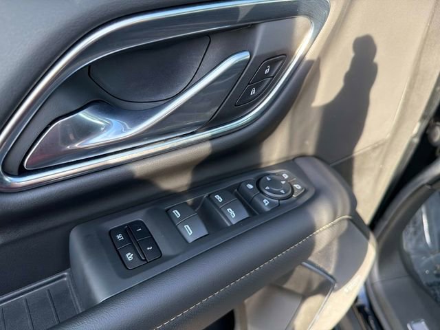 Used 2022 GMC Yukon XL SLT w/ SLT Premium Package image 18