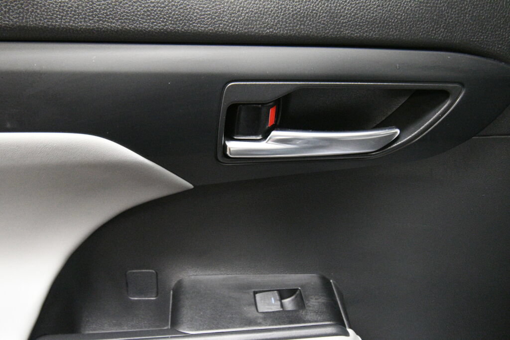 Used 2023 Toyota Highlander XLE AWD/4WD image 22