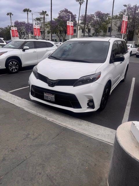 Used 2020 Toyota Sienna SE w/ Nightshade Edition FWD image 1