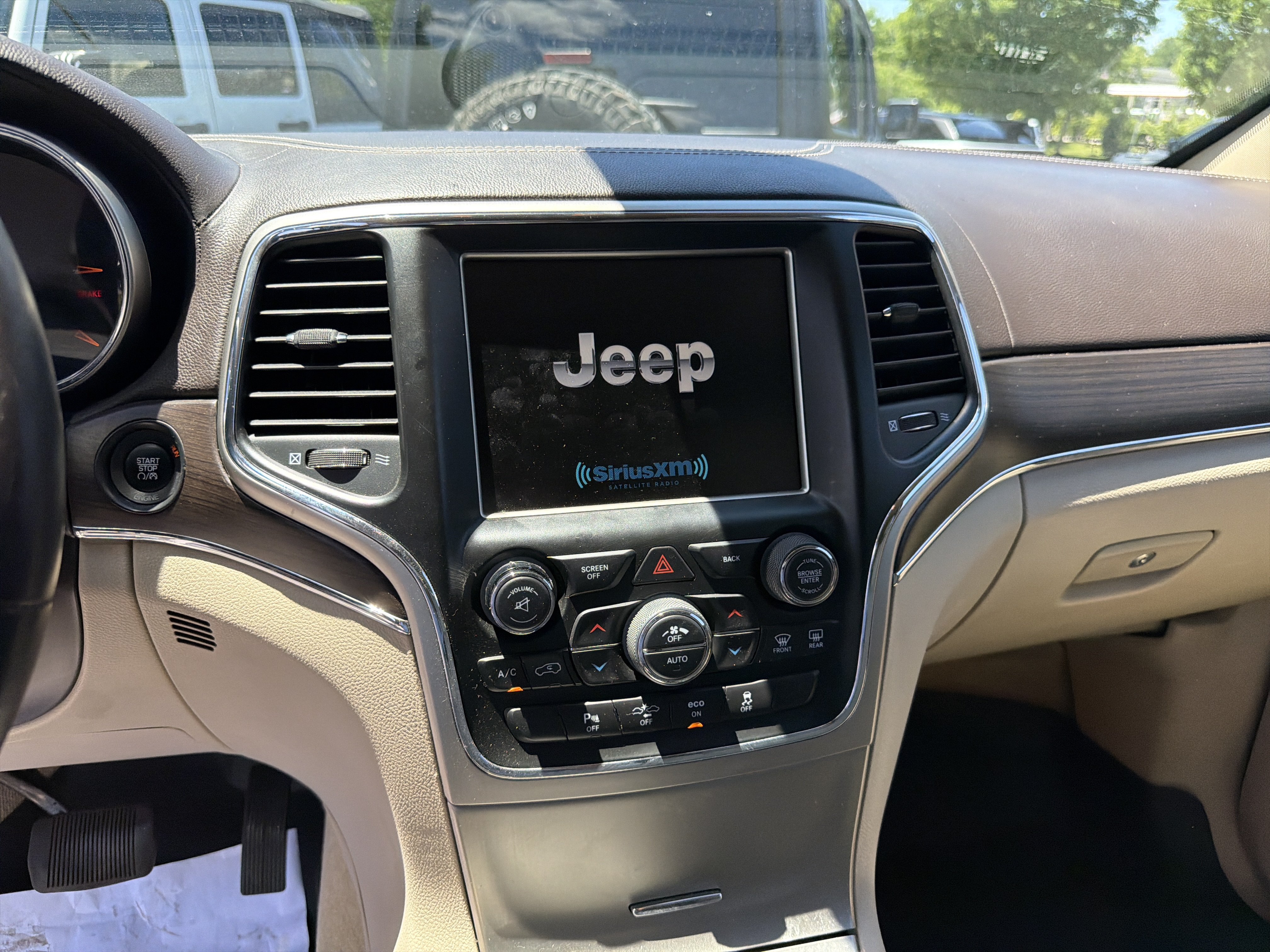 Used 2015 Jeep Grand Cherokee Overland w/ Advanced Technology Group AWD/4WD image 18