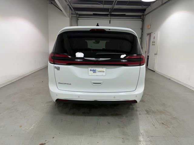 Used 2024 Chrysler Pacifica Touring-L image 6