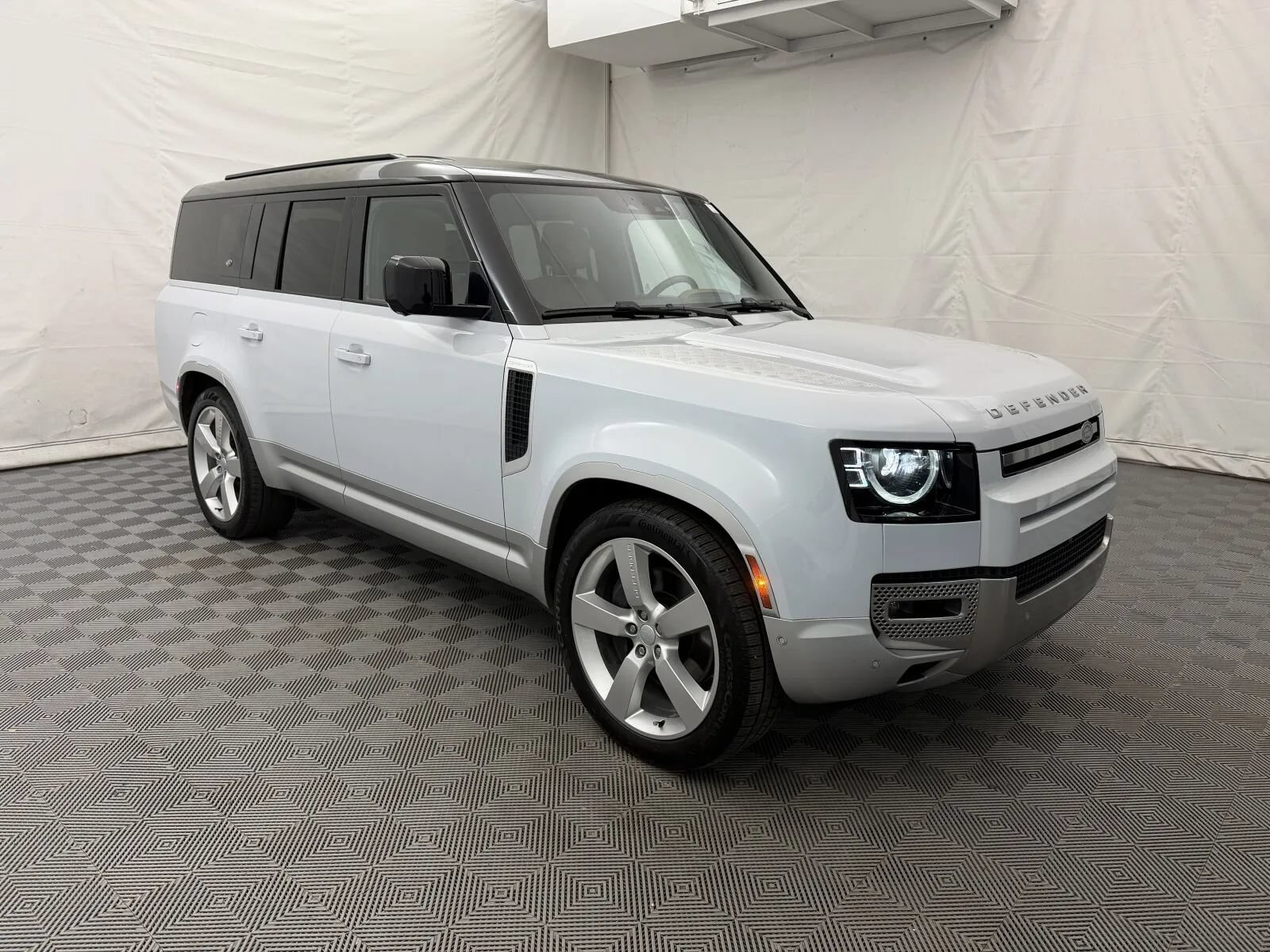Used 2023 Land Rover Defender 130 SE AWD/4WD image 4