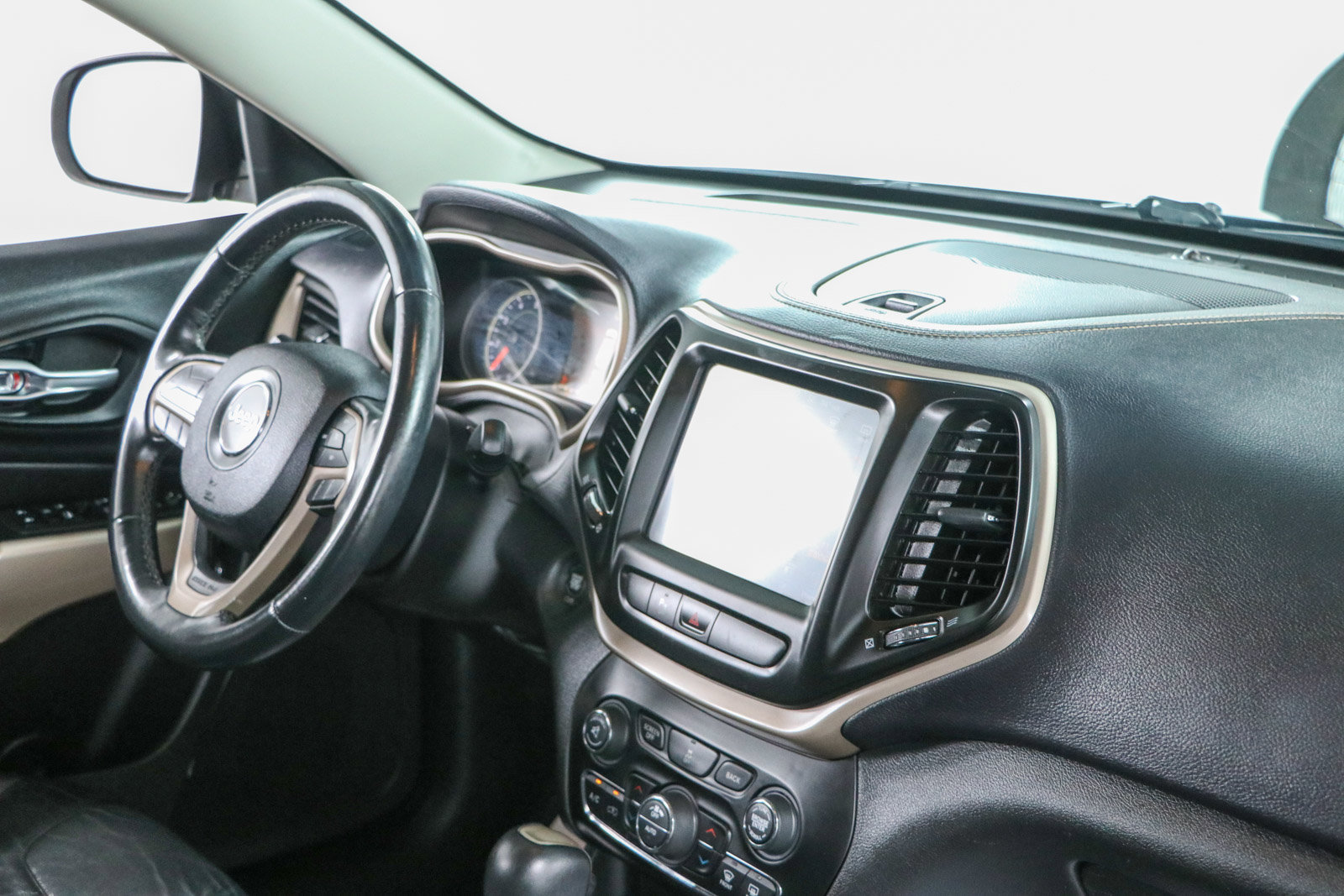 Used 2018 Jeep Cherokee Limited FWD image 25