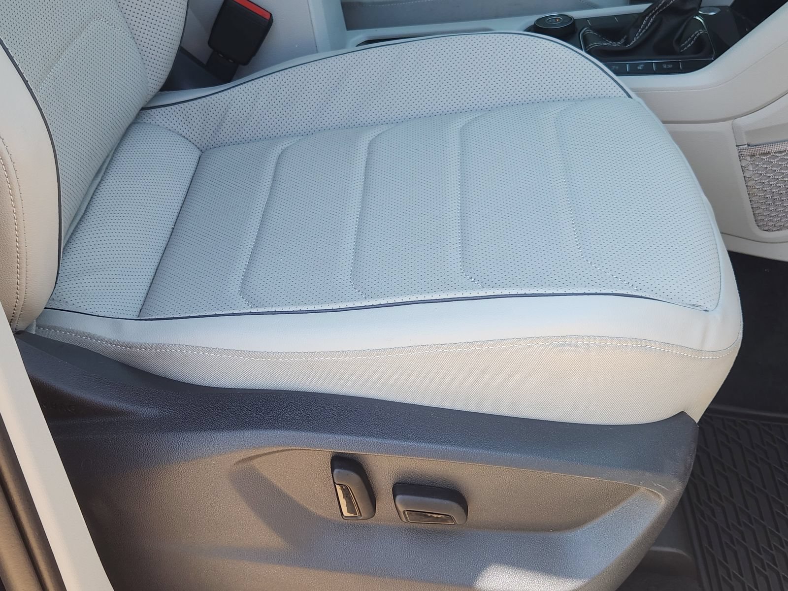 Used 2024 Volkswagen Tiguan SEL R-Line AWD/4WD image 28