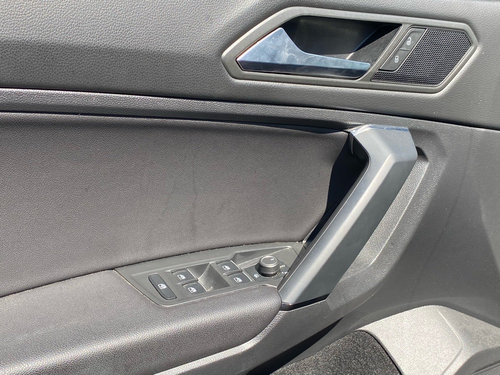 Used 2019 Volkswagen Tiguan SE AWD/4WD image 16