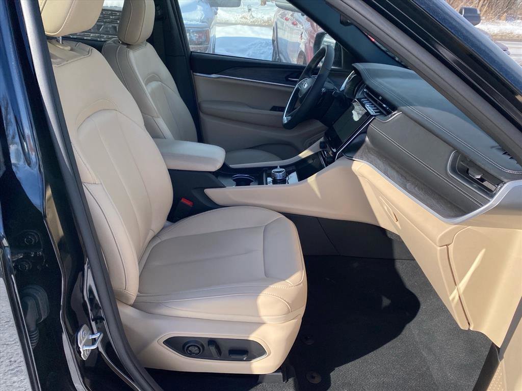 Used 2024 Jeep Grand Cherokee Limited w/ Black Appearance Package image 23