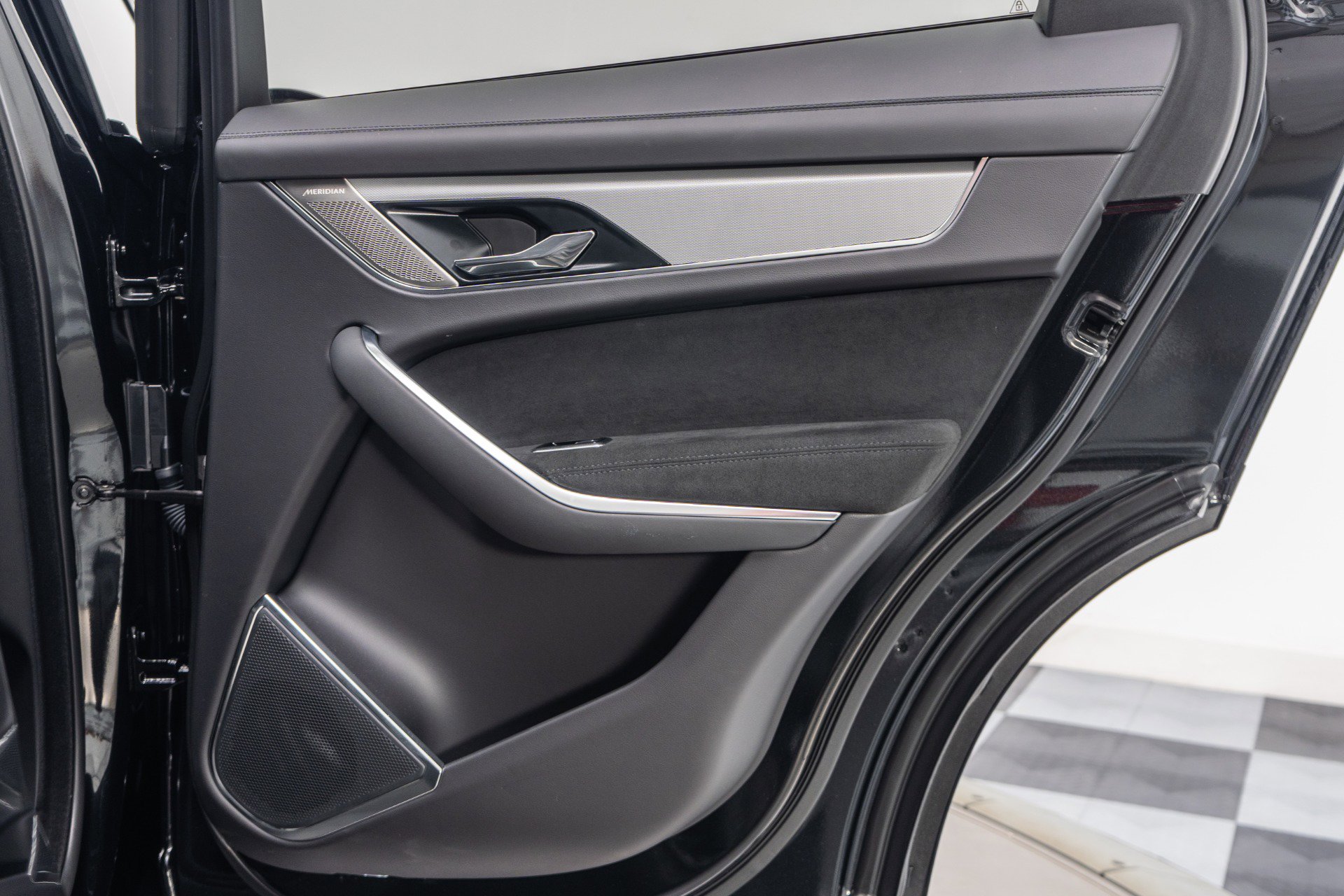 Used 2023 Jaguar F-PACE SVR image 40