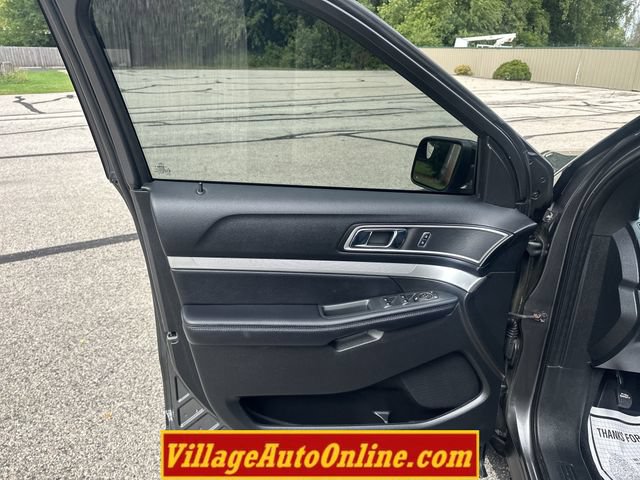 Used 2016 Ford Explorer XLT w/ Equipment Group 201A AWD/4WD image 9