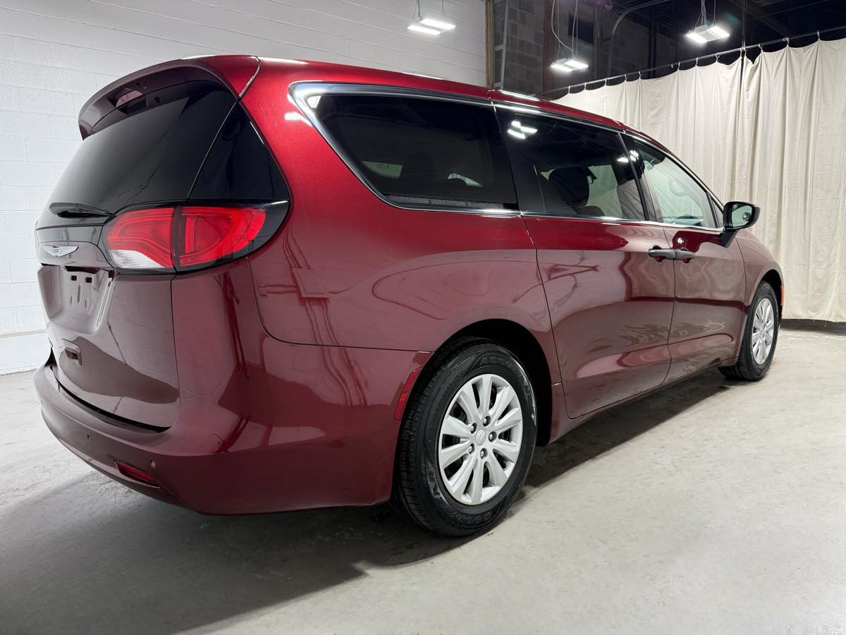Used 2018 Chrysler Pacifica L image 4