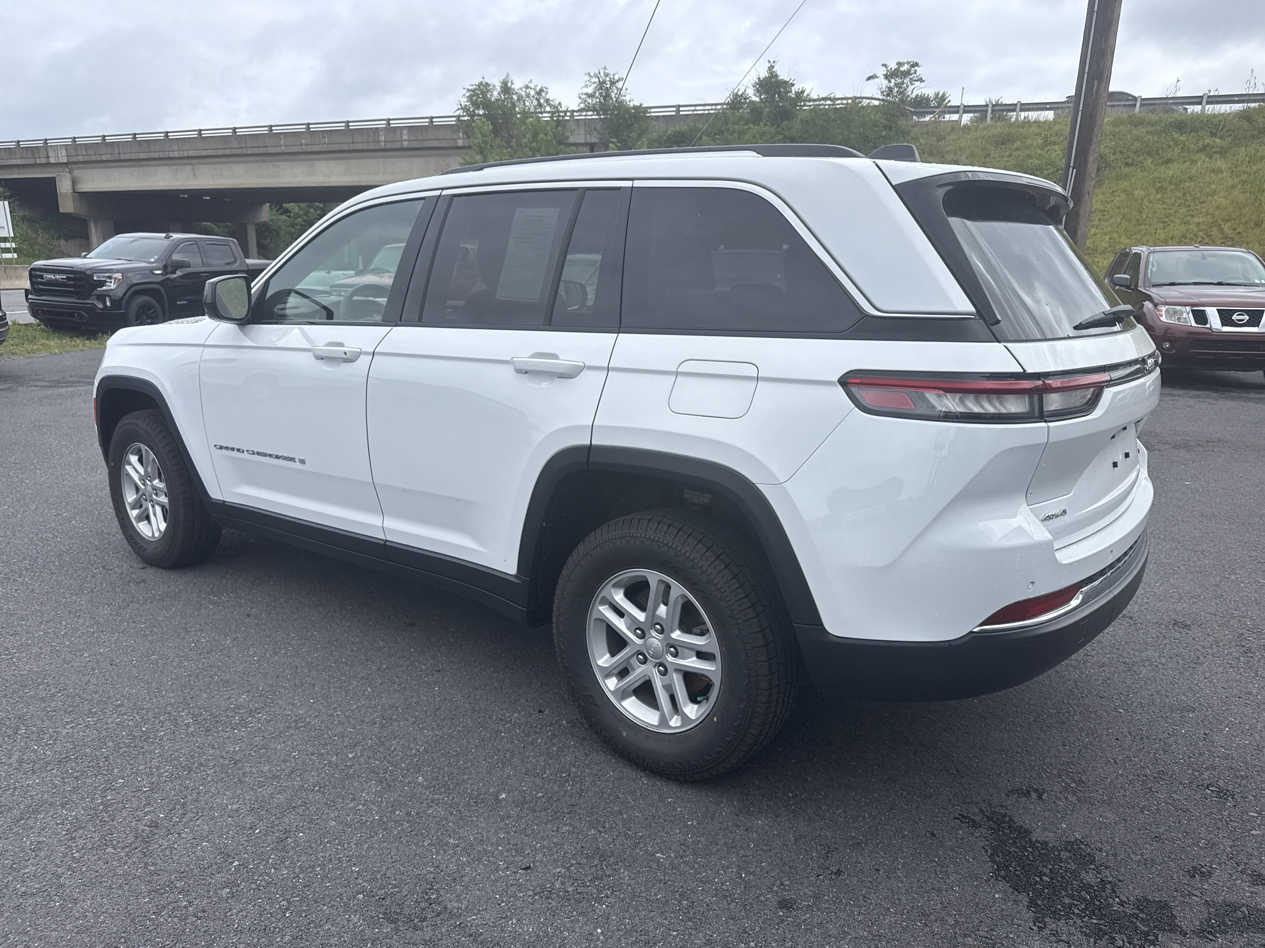 Used 2023 Jeep Grand Cherokee Laredo w/ Luxury Tech Group I AWD/4WD image 5