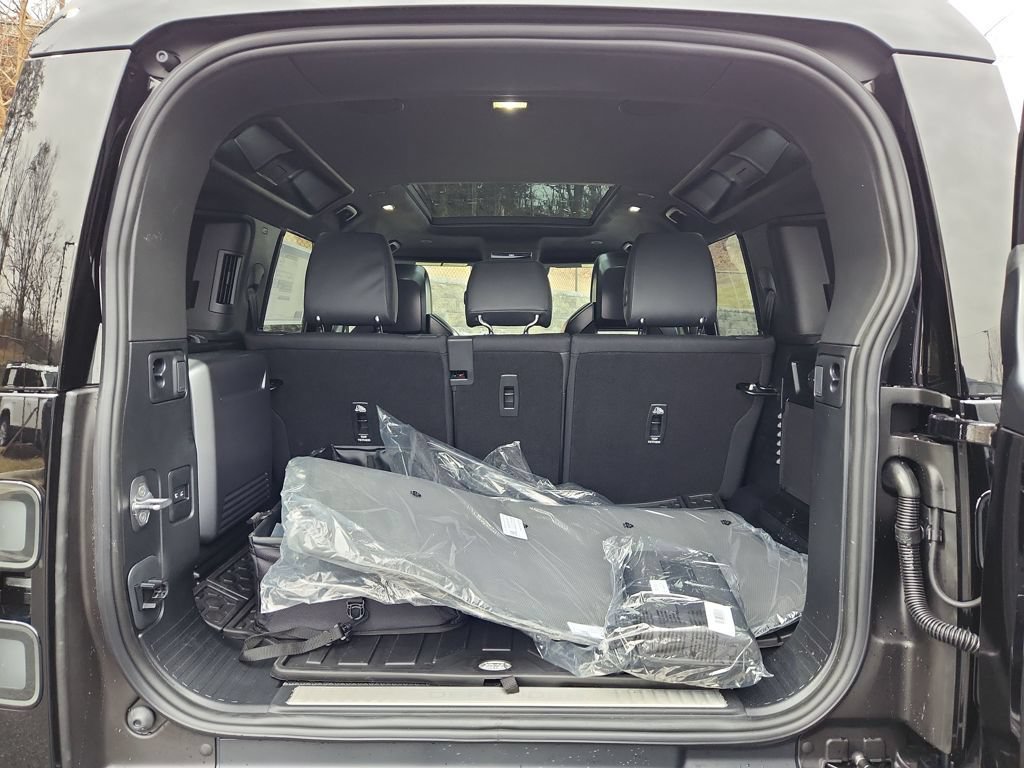 New 2026 Land Rover Defender 110 OCTA AWD/4WD image 13