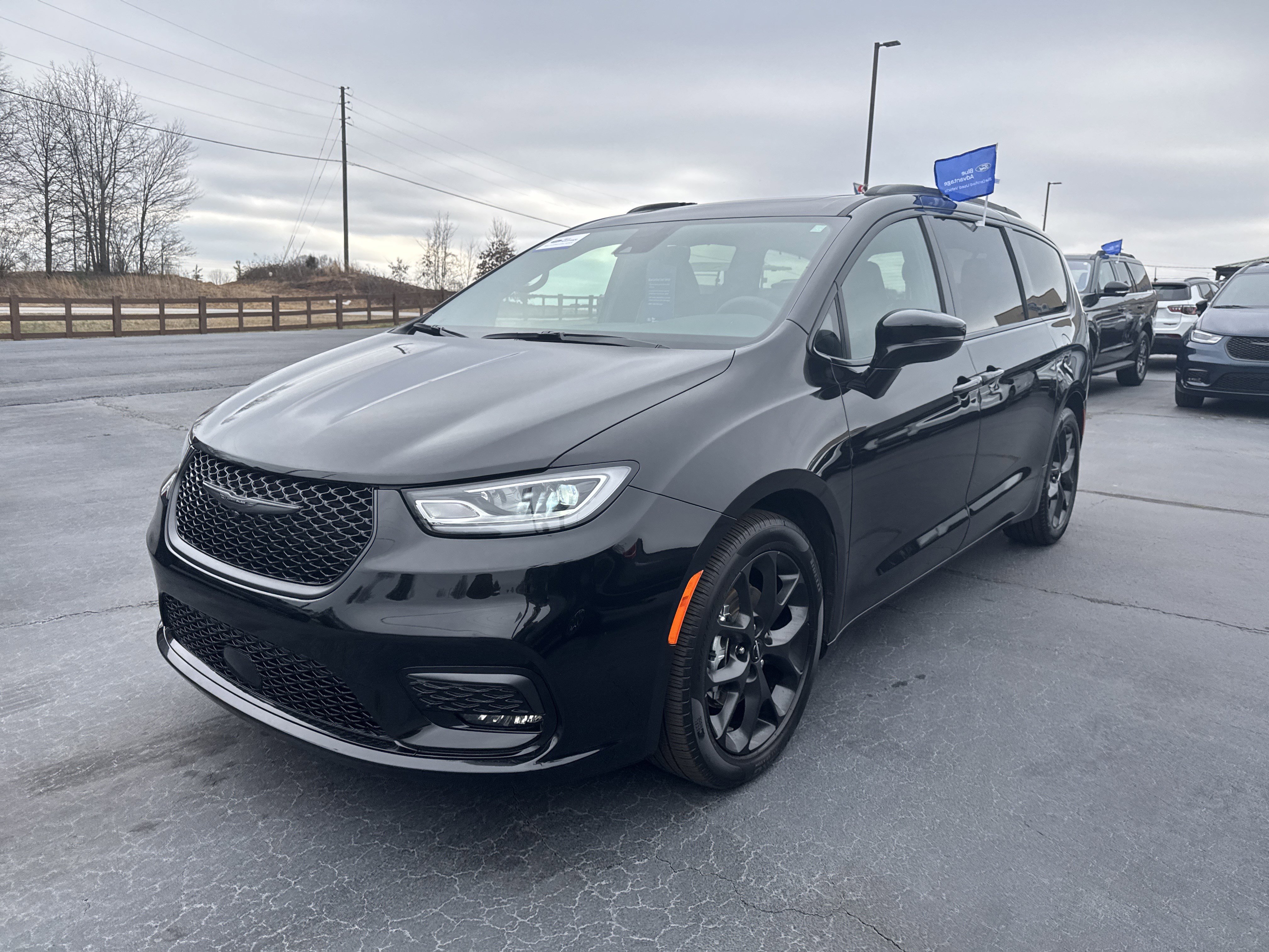 Used 2025 Chrysler Pacifica Limited image 2