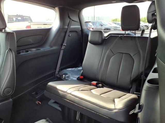New 2026 Chrysler Pacifica Select AWD/4WD image 17