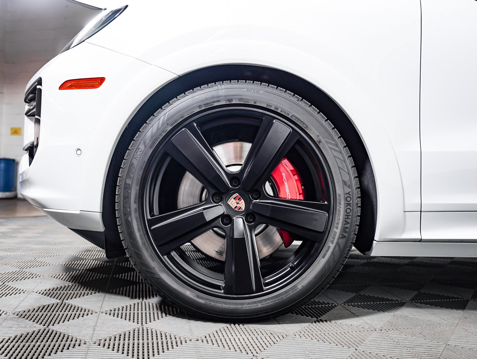 Certified 2025 Porsche Cayenne GTS AWD/4WD image 4