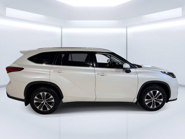 Used 2021 Toyota Highlander XLE AWD/4WD image 8