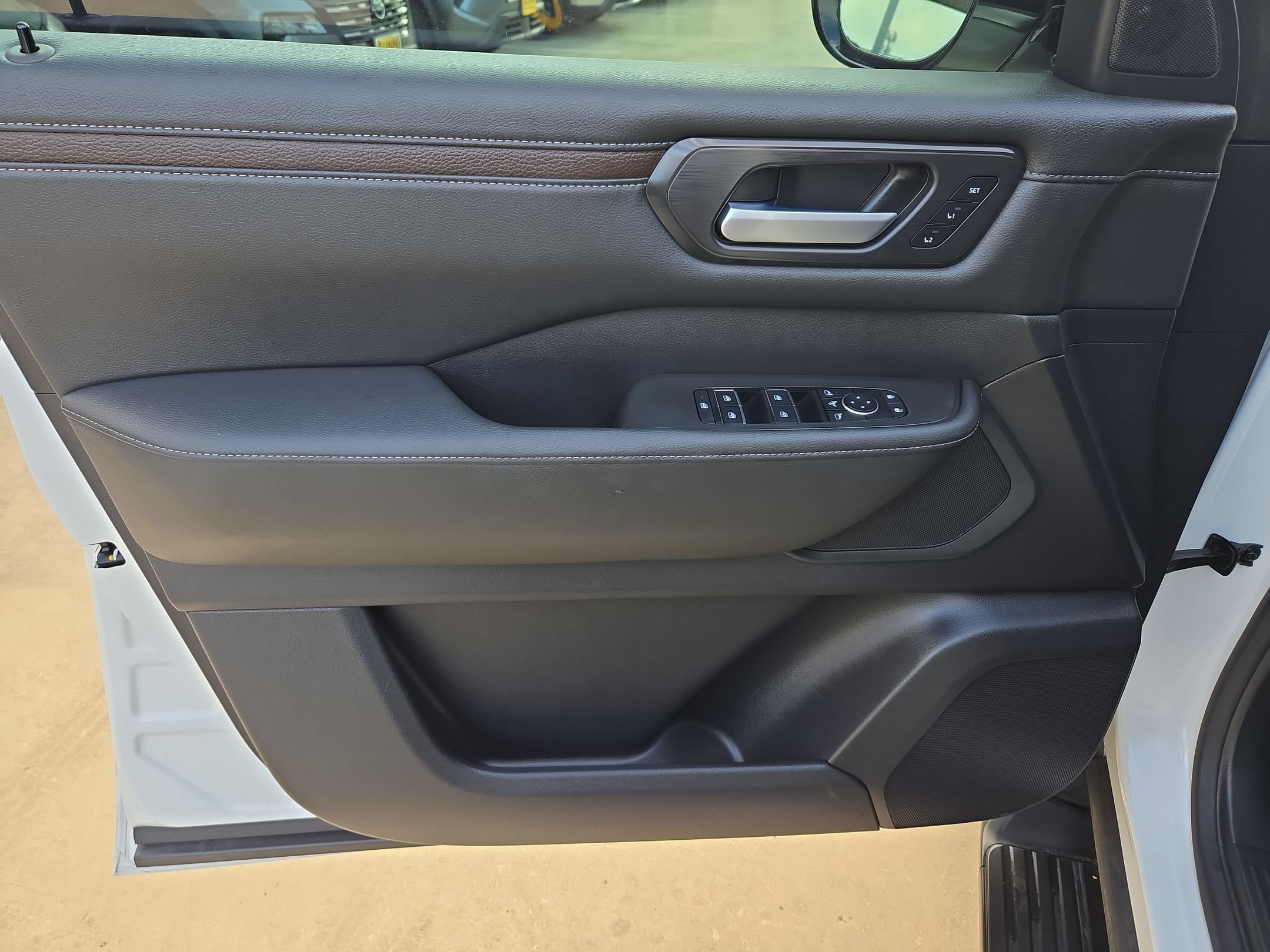 Used 2026 Nissan Armada SL w/ Captain's Chari Seat Package RWD image 11