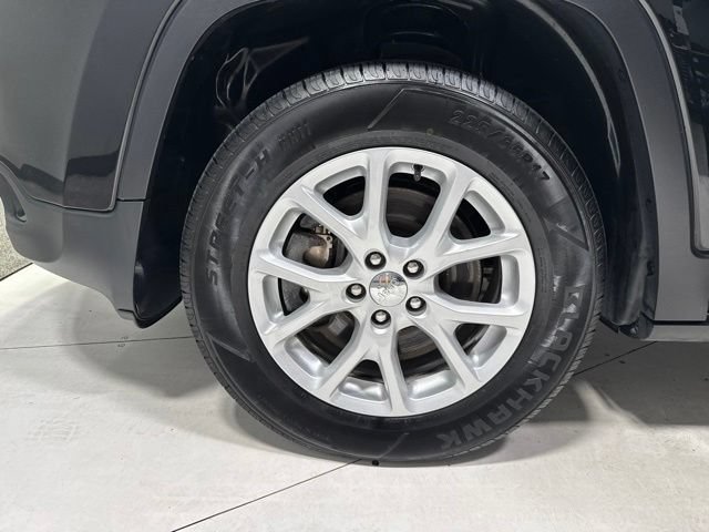 Used 2018 Jeep Cherokee Latitude w/ Safety Group AWD/4WD image 5