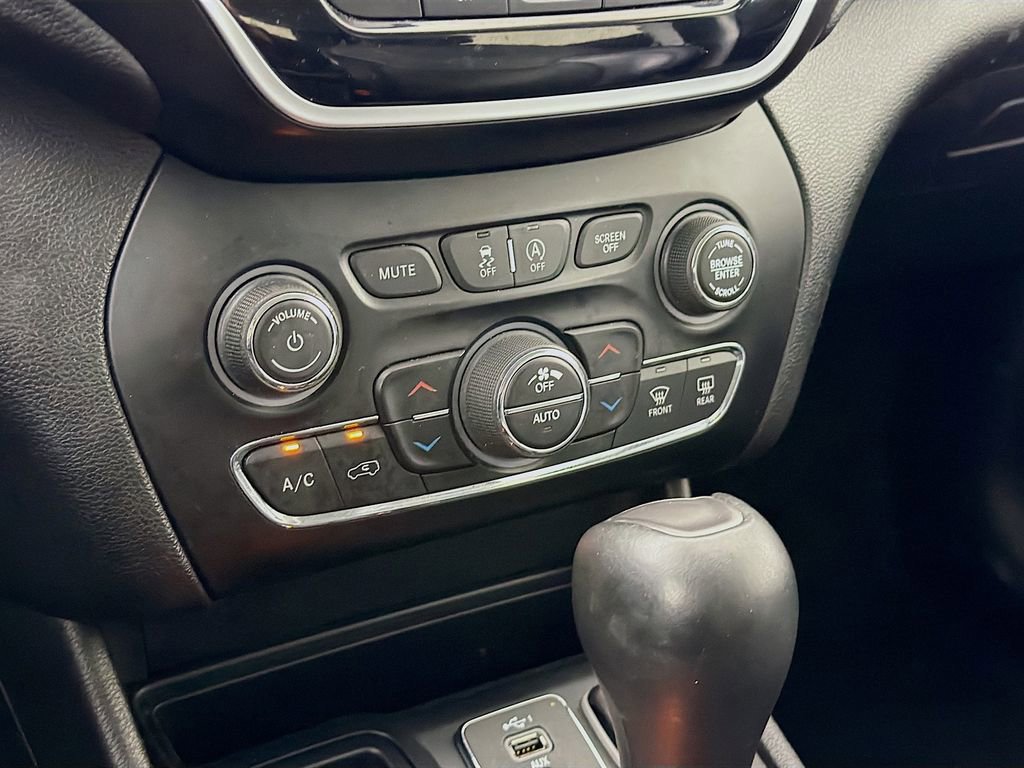 Used 2019 Jeep Cherokee Limited image 18