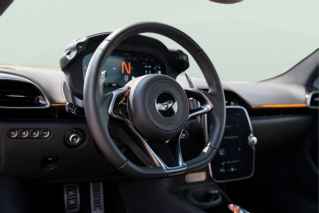 Used 2025 McLaren Artura Spider RWD image 35