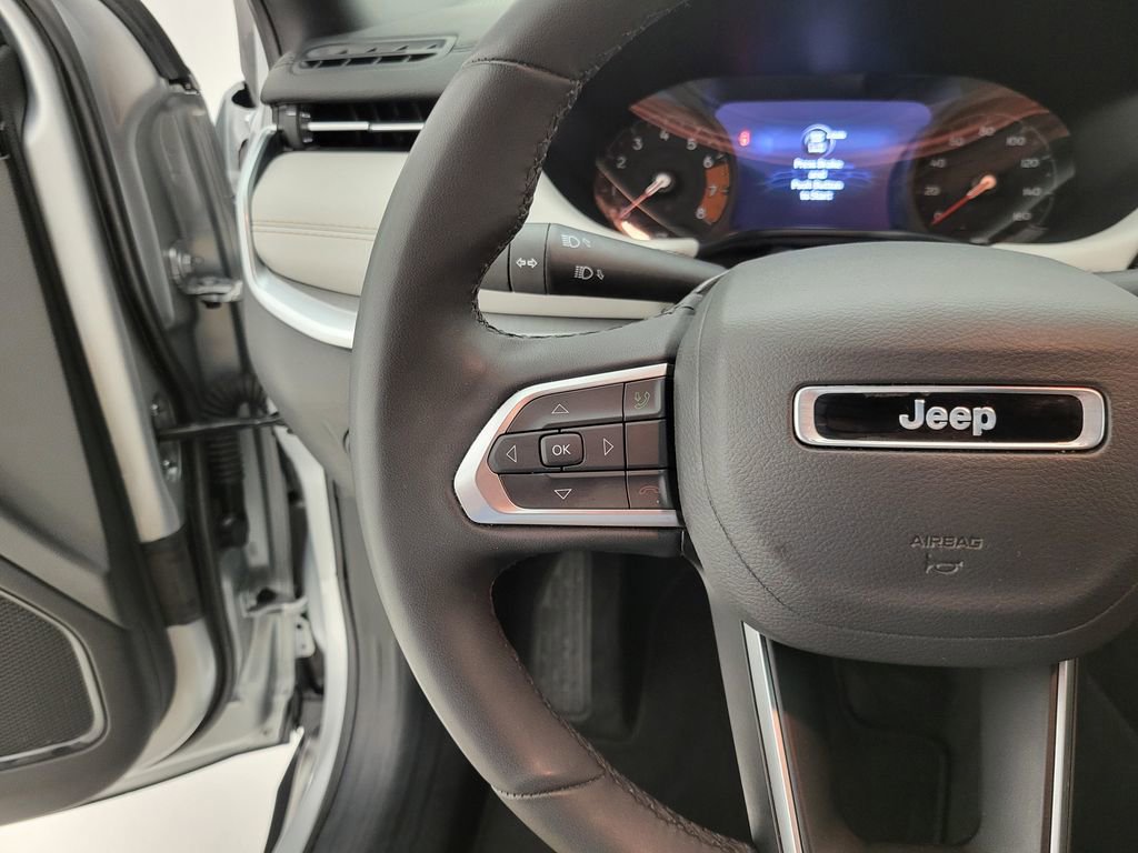 Used 2025 Jeep Compass Limited image 4