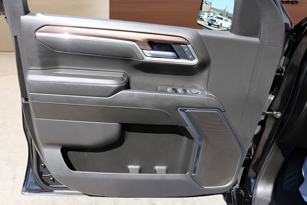 Used 2025 Chevrolet Silverado 1500 LT image 10