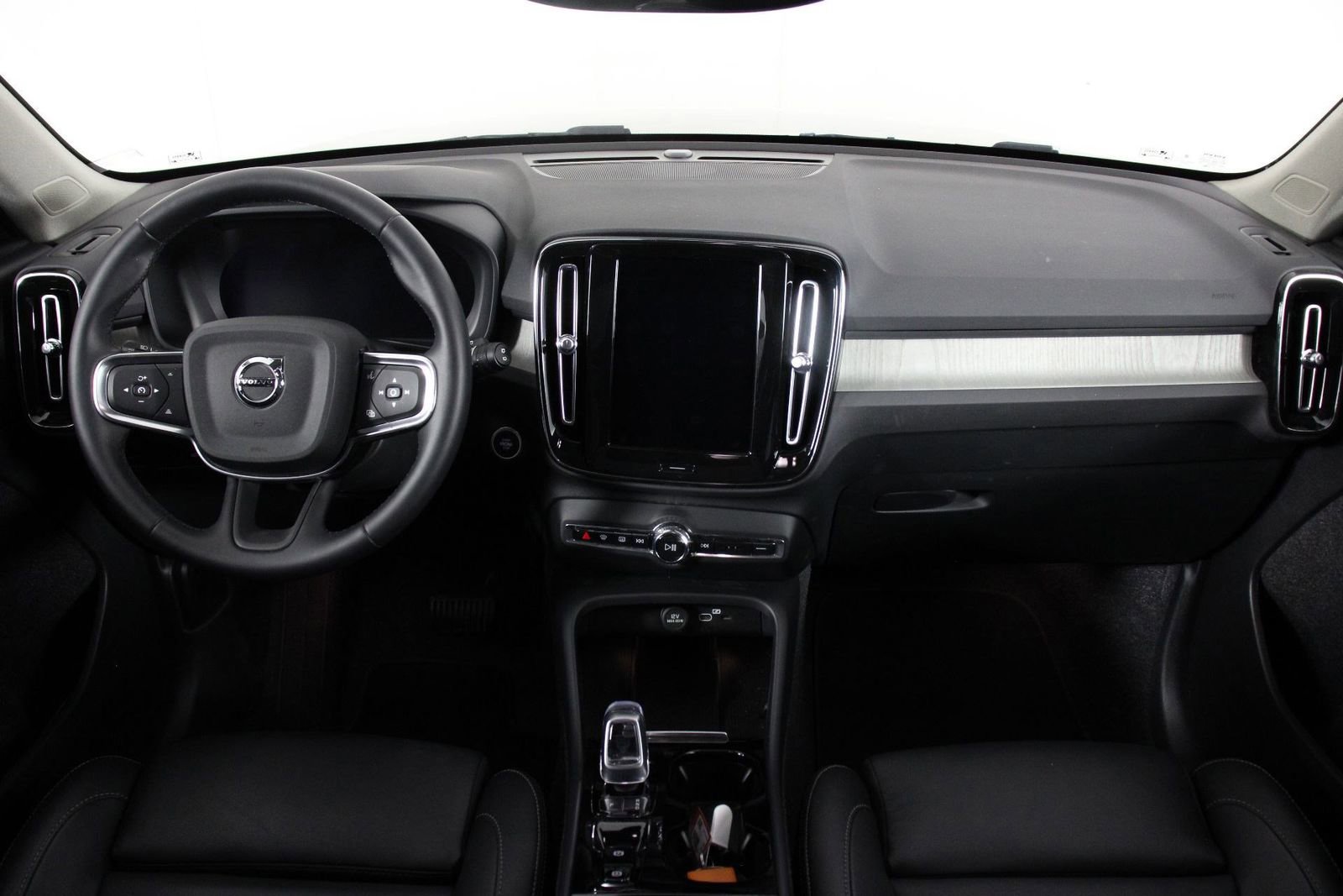 Used 2025 Volvo XC40 B5 Plus image 7