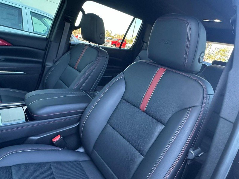 Used 2025 Chevrolet Traverse RS image 7