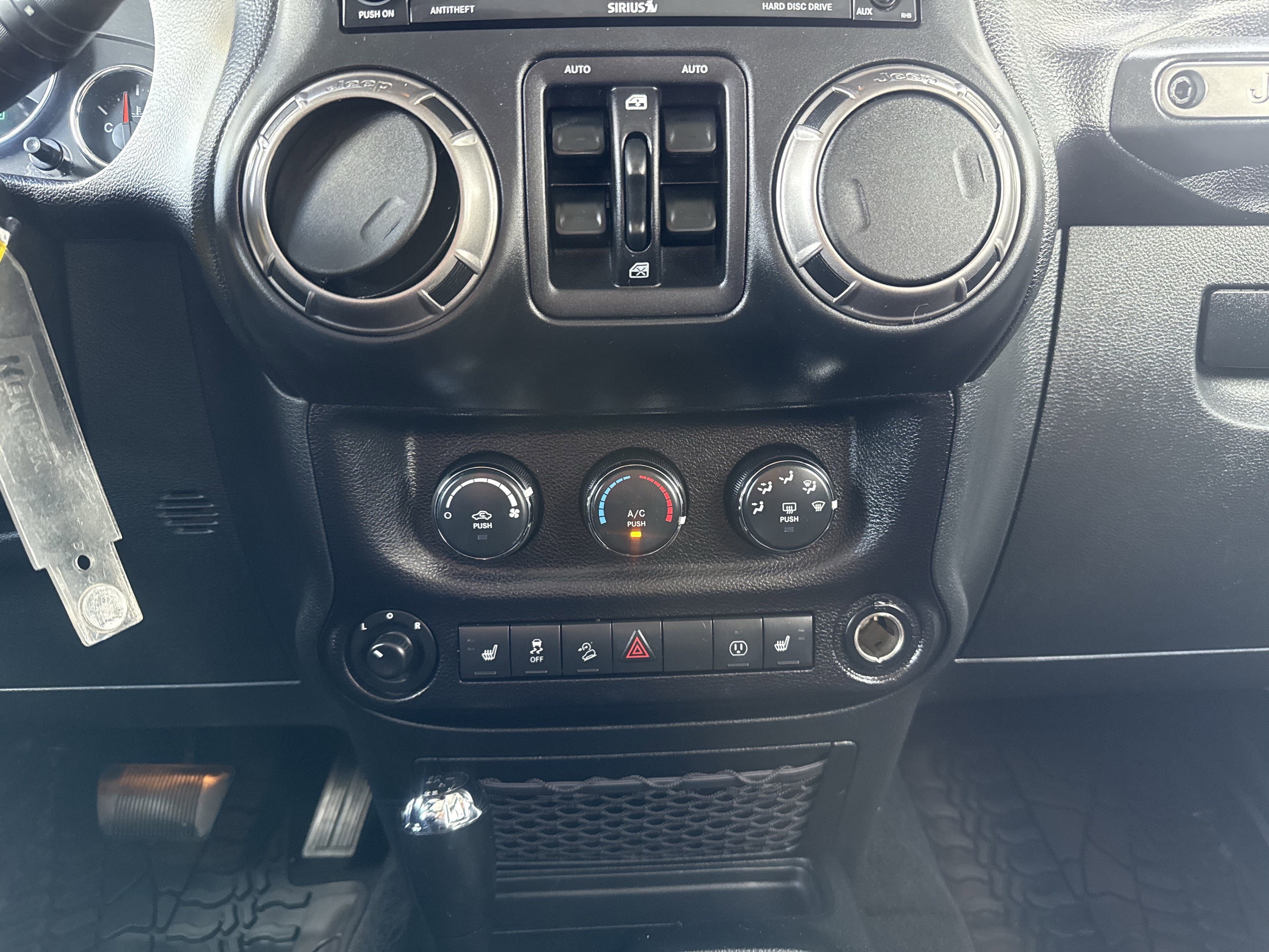 Used 2018 Jeep Wrangler Unlimited Sahara AWD/4WD image 30