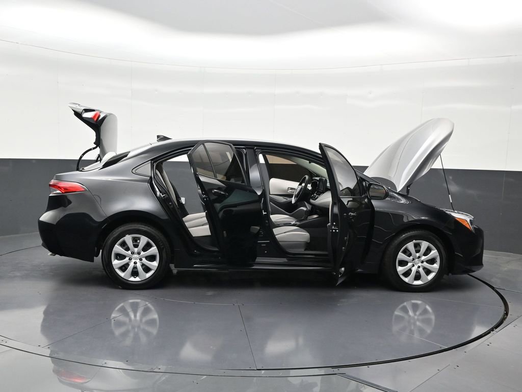 Used 2025 Toyota Corolla LE image 31