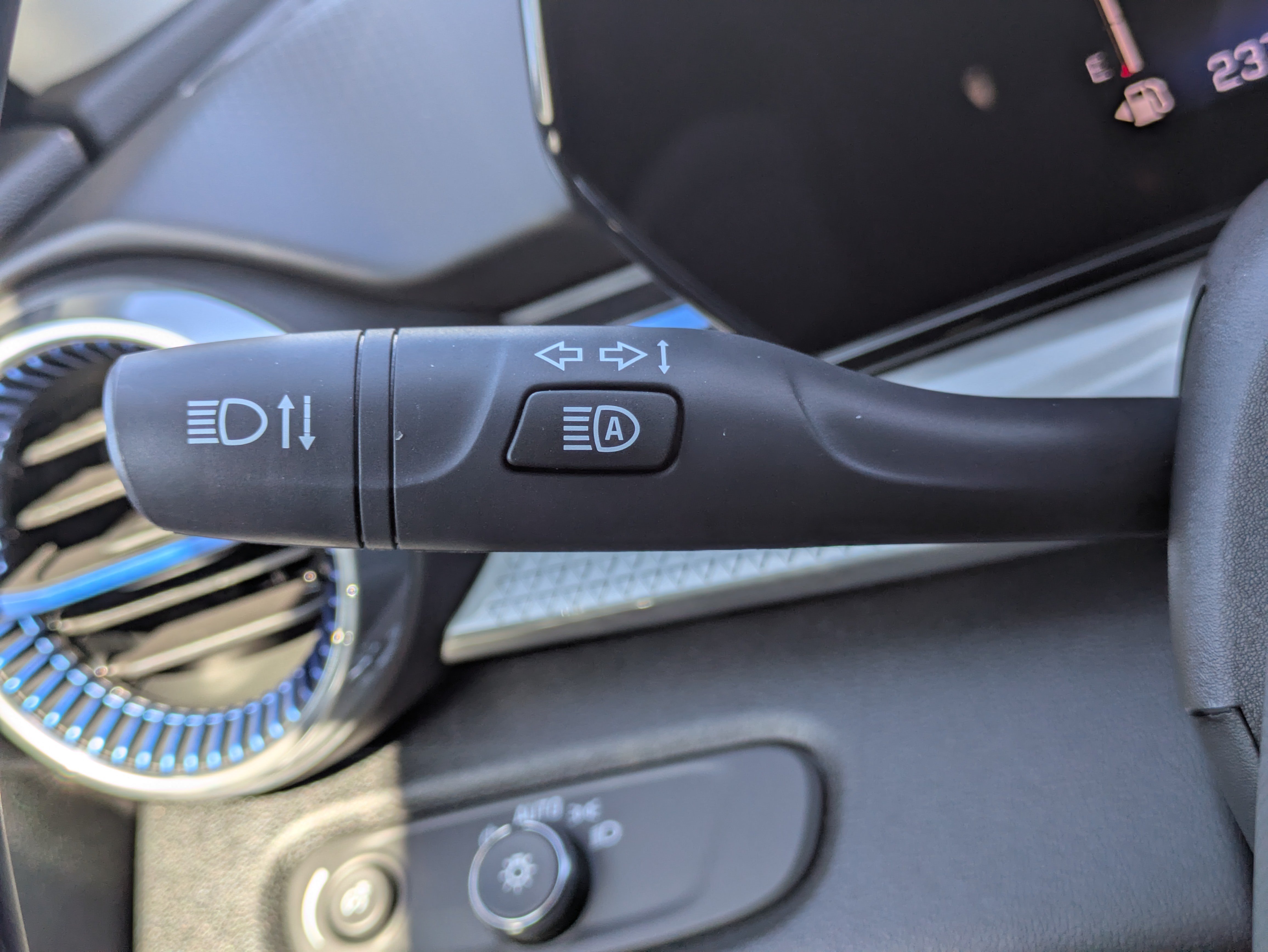 New 2025 Chevrolet Trax LT w/ Driver Confidence Package FWD image 18