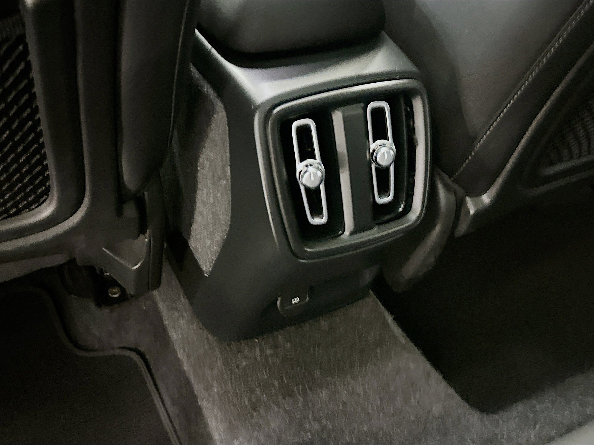 Used 2023 Volvo XC40 Recharge Plus image 29