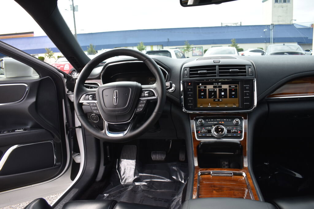 Used 2017 Lincoln Continental Premiere image 2